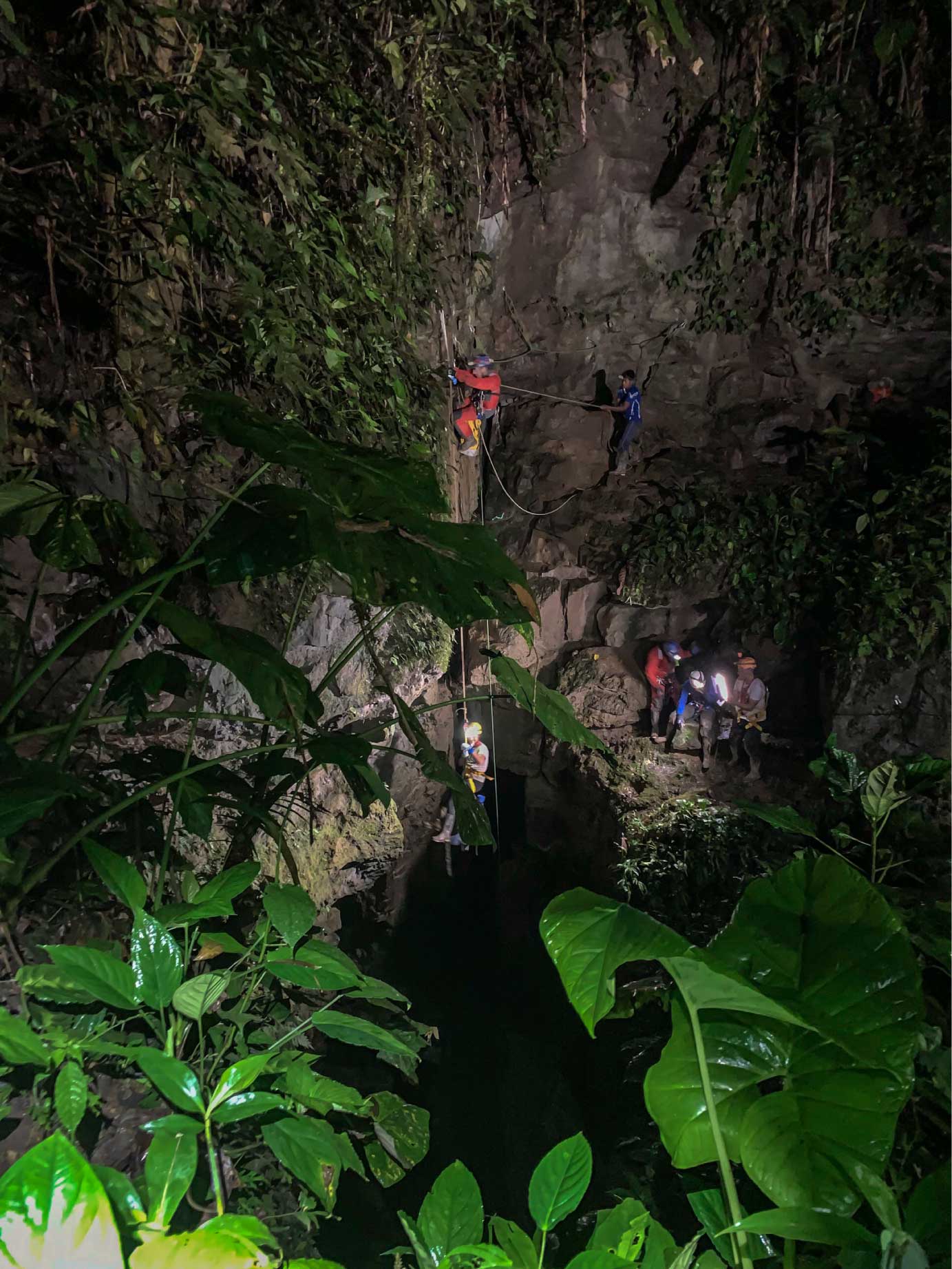 Descenso por cuerda. Foto: Esteban Baus/ ComCienCia