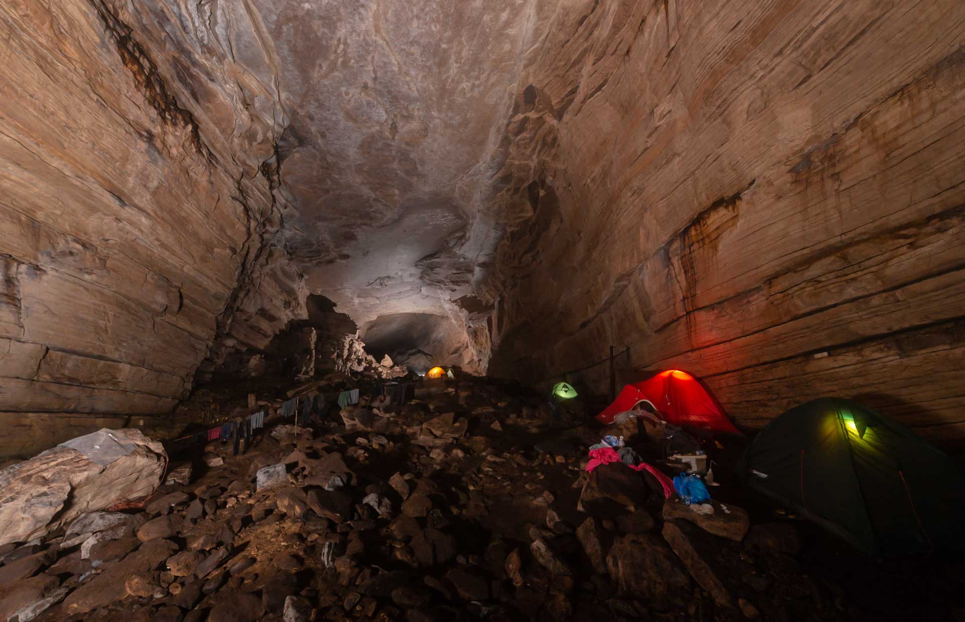 Campamento de los investigadores localizado en la Galería de los Tayos. Foto: Rubén Jarrín/ ComCienCia